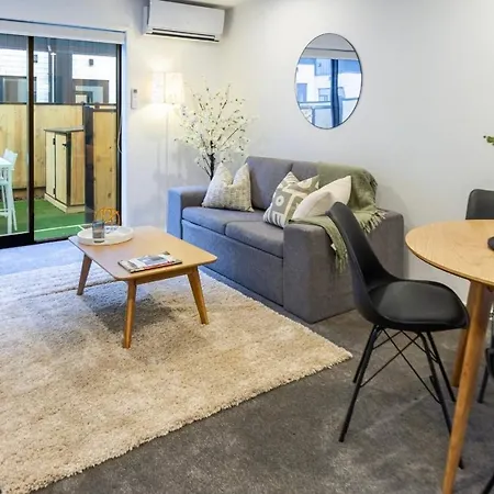3Mins To Hospital & Hagley Park Apartment